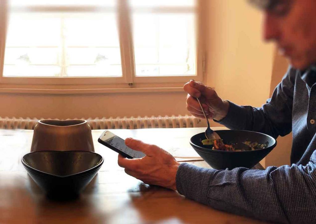 essen mit smartphone