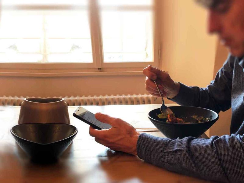 essen mit smartphone